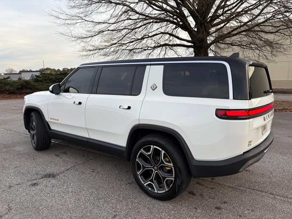 2024 Rivian R1S - Image 9 of 31