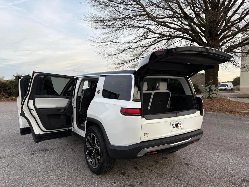 2024 Rivian R1S - Image 14 of 31