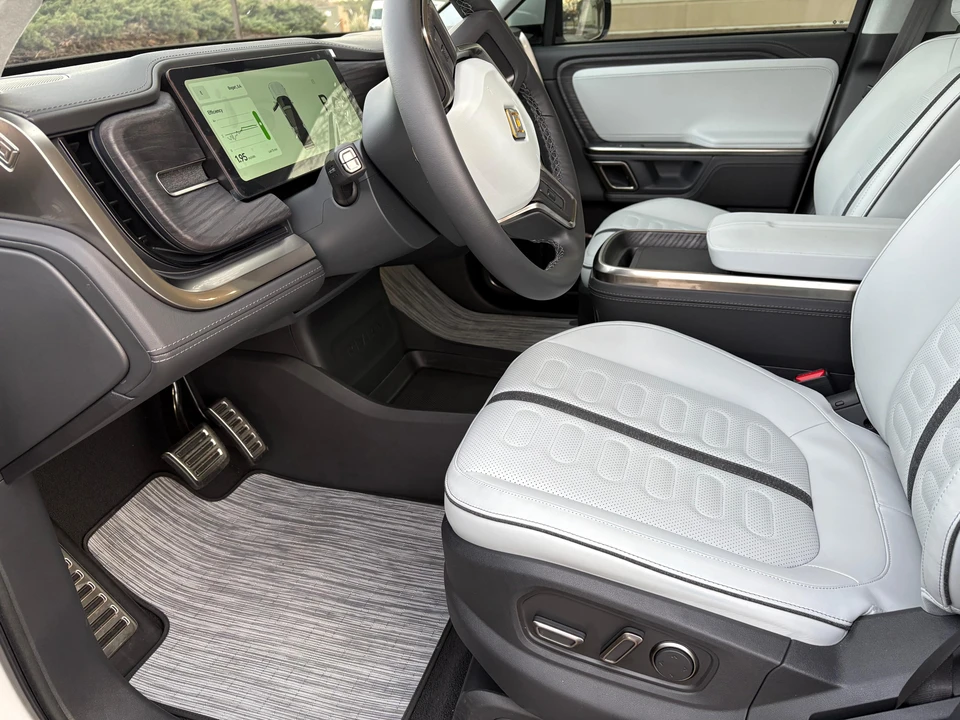 2024 Rivian R1S - Image 30 of 31