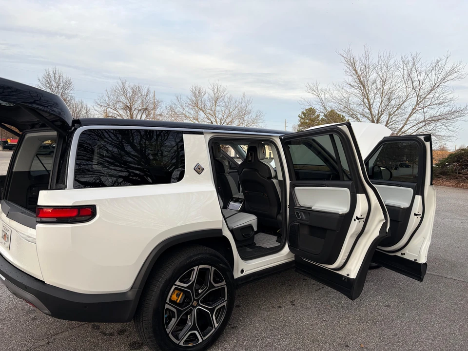 2024 Rivian R1S - Image 16 of 31