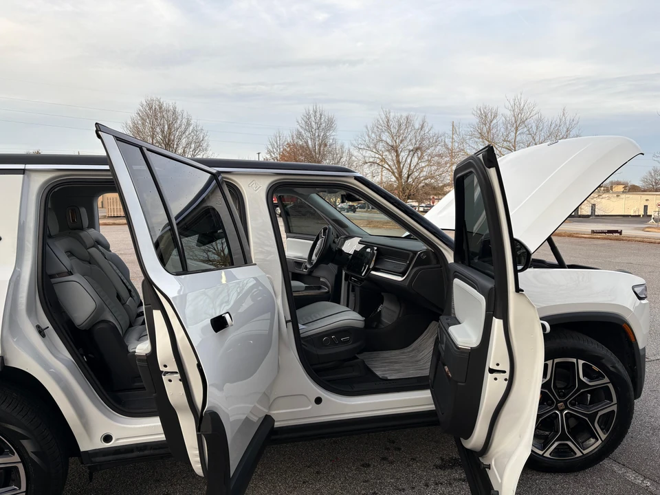 2024 Rivian R1S - Image 17 of 31