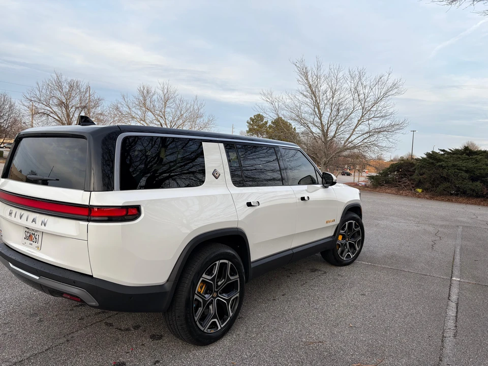 2024 Rivian R1S - Image 11 of 31