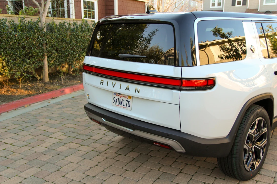 2024 Rivian R1S - Image 7 of 10