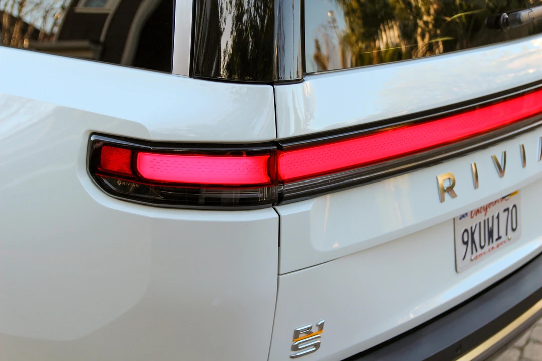 2024 Rivian R1S - Image 6 of 10
