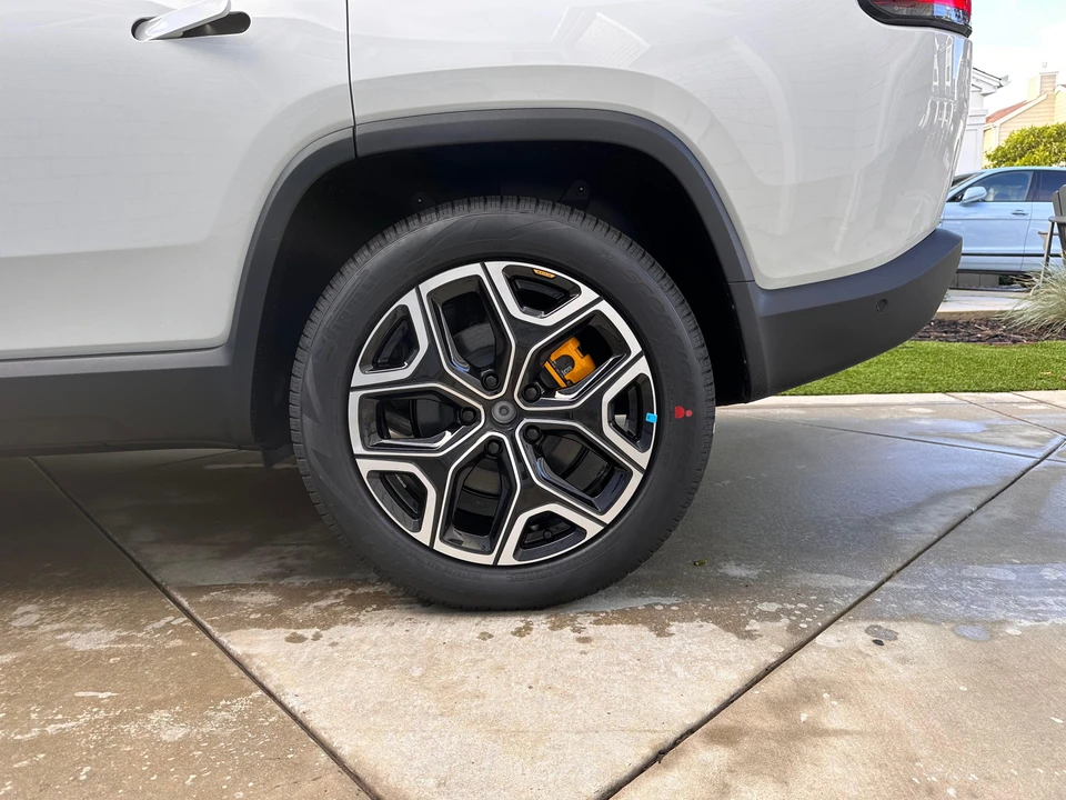 2024 Rivian R1S - Image 9 of 10