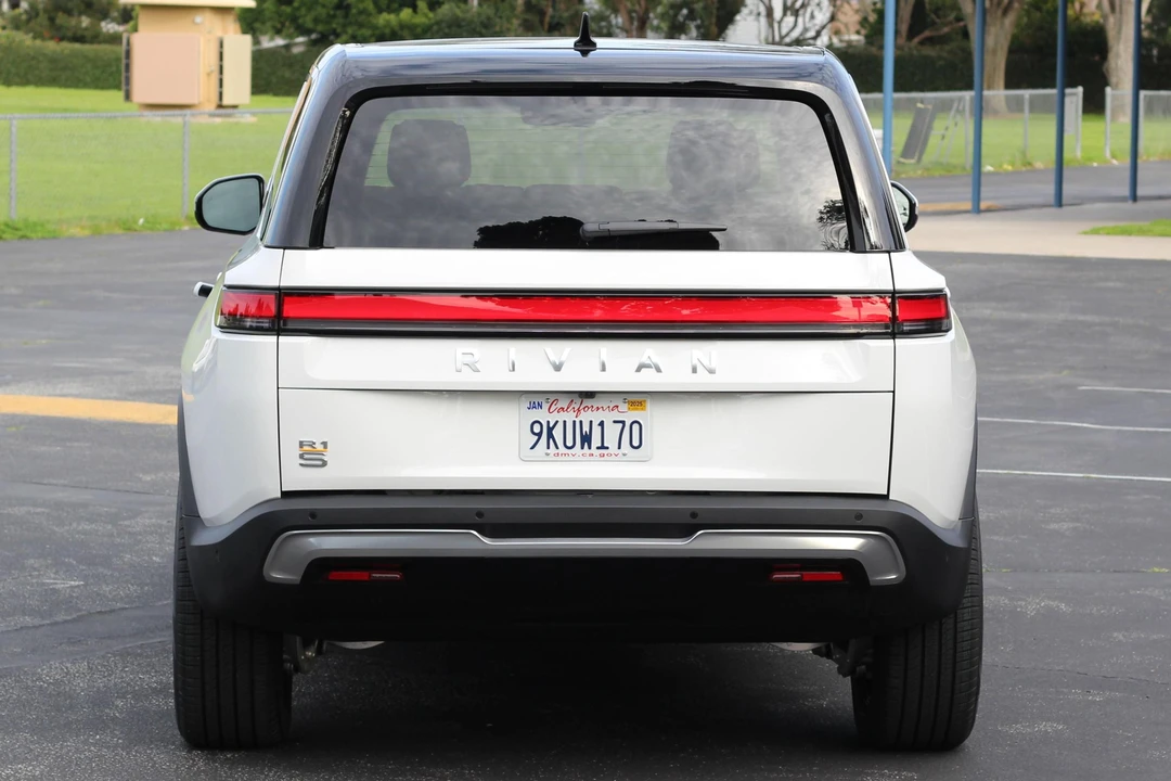 2024 Rivian R1S - Image 5 of 10