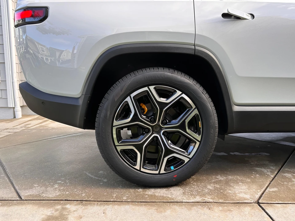 2024 Rivian R1S - Image 10 of 10