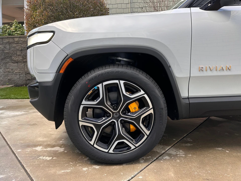 2024 Rivian R1S - Image 8 of 10