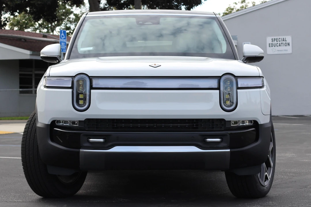 2024 Rivian R1S - Image 2 of 10