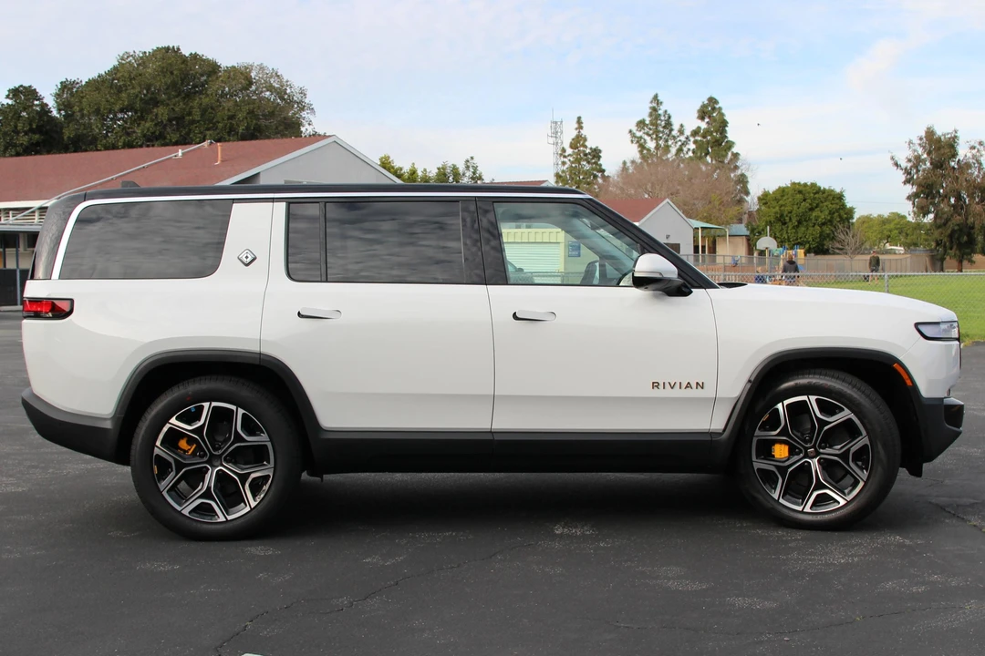 2024 Rivian R1S - Image 3 of 10