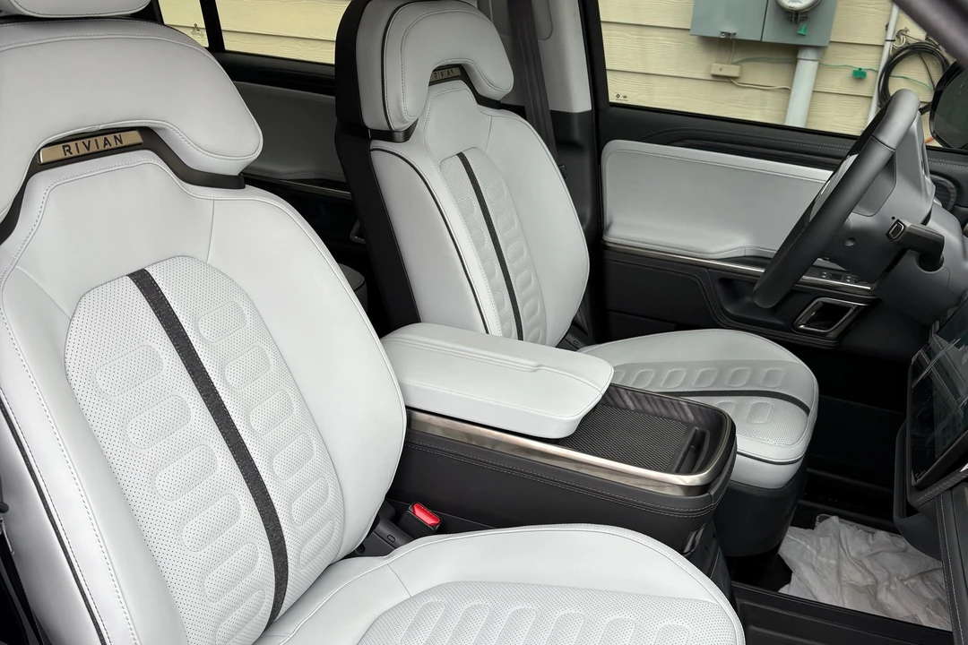 2024 Rivian R1S - Image 26 of 31