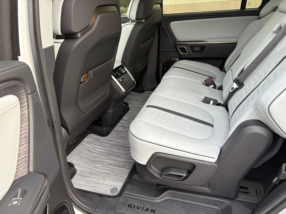 2024 Rivian R1S - Image 27 of 31