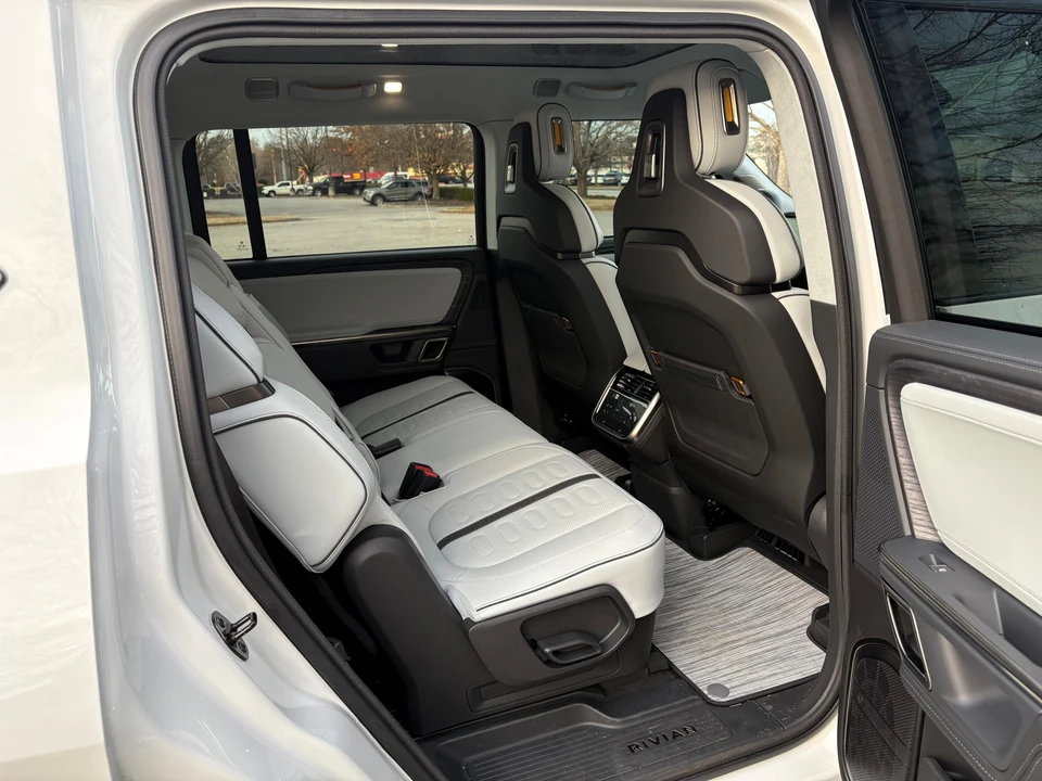 2024 Rivian R1S - Image 29 of 31