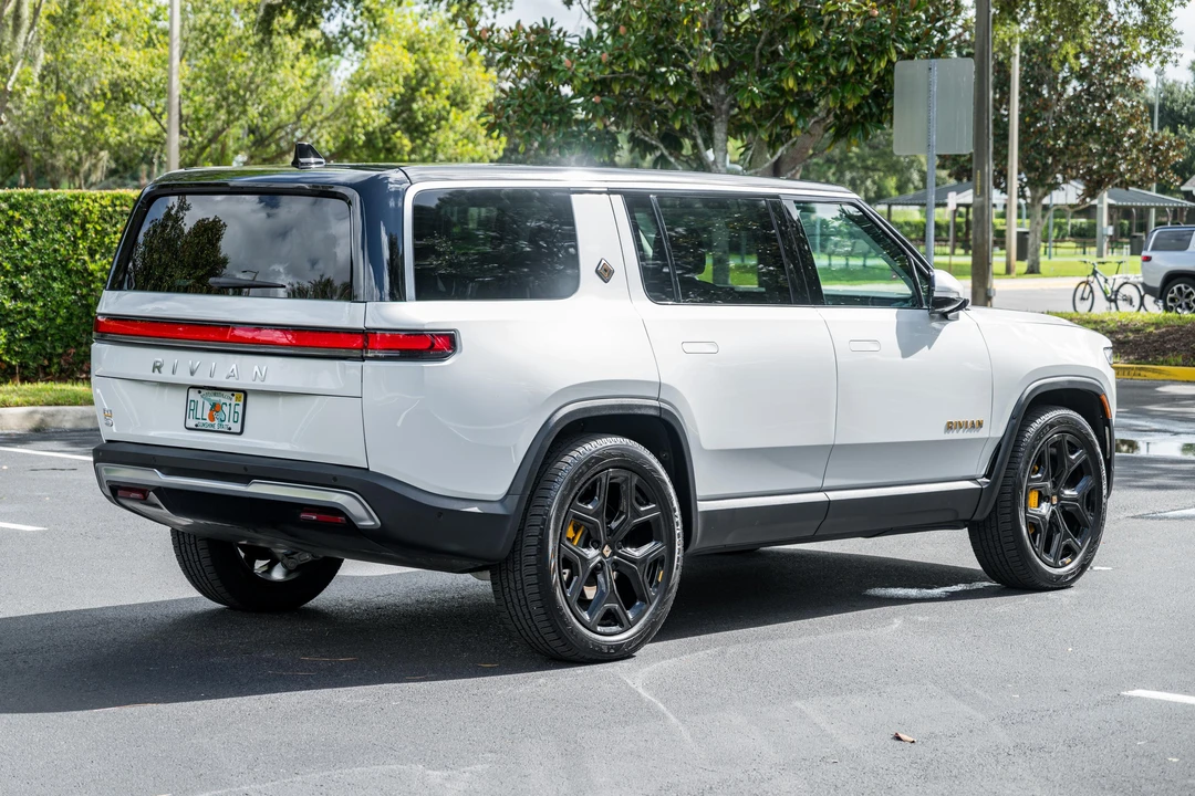 2024 Rivian R1S - Image 4 of 31