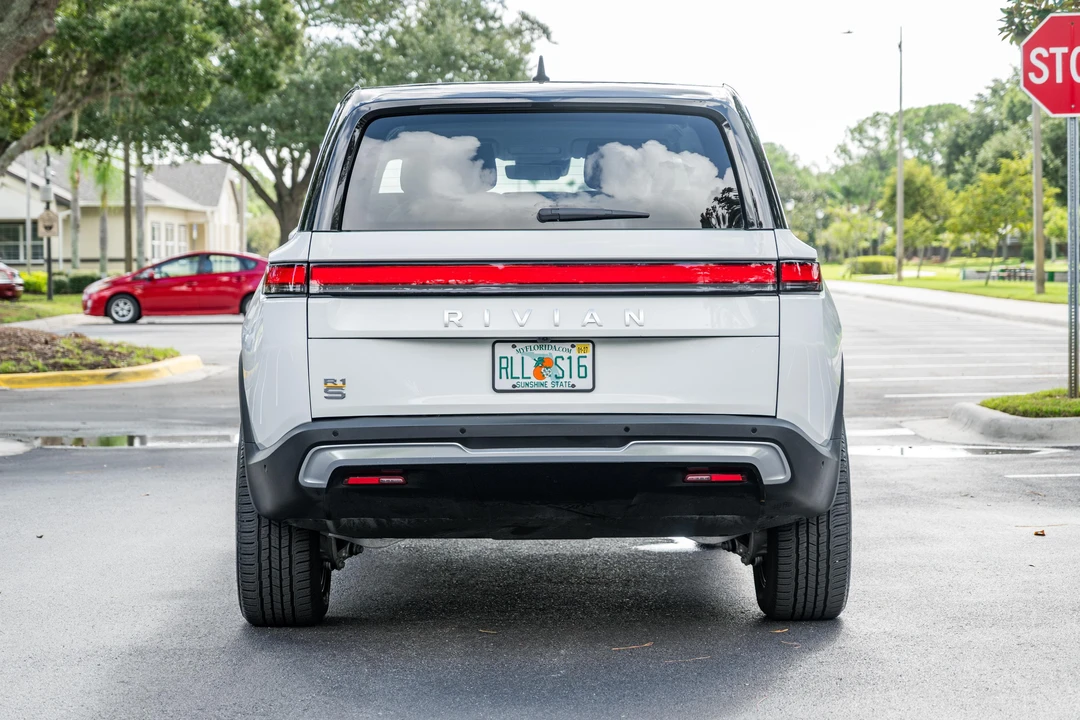 2024 Rivian R1S - Image 5 of 31