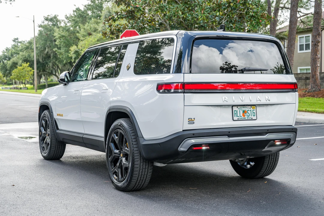 2024 Rivian R1S - Image 7 of 31