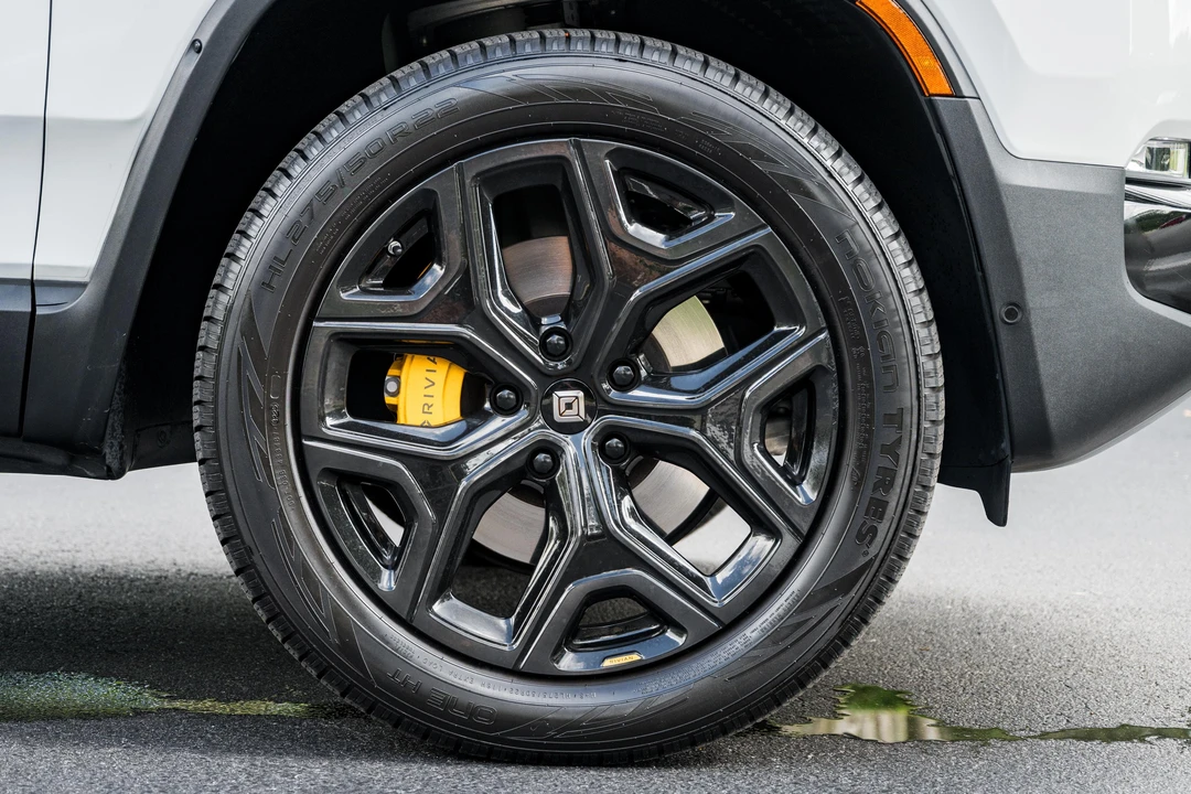 2024 Rivian R1S - Image 26 of 31