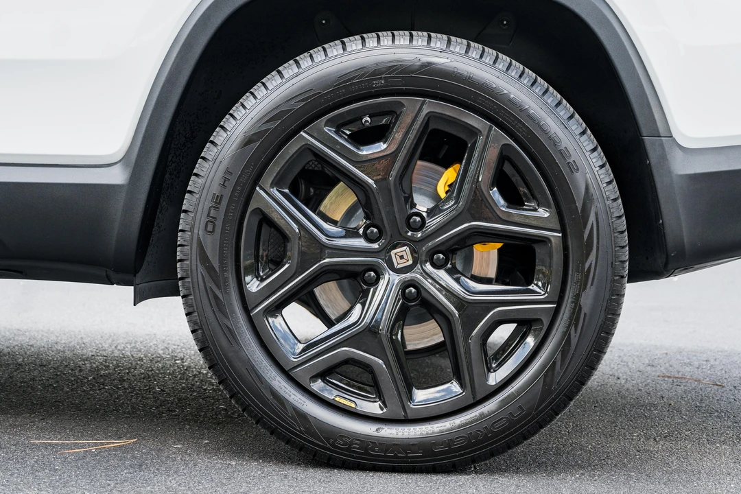 2024 Rivian R1S - Image 24 of 31