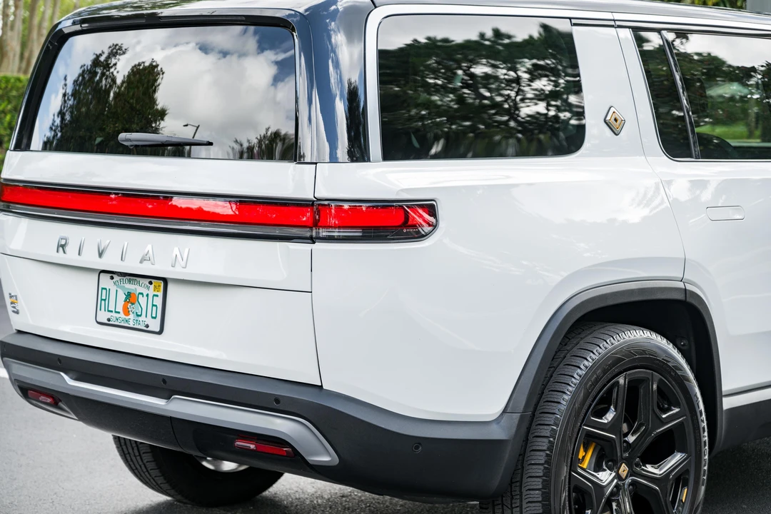 2024 Rivian R1S - Image 18 of 31