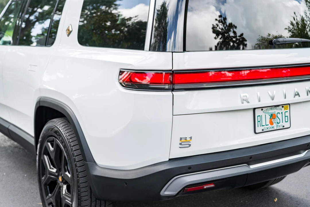 2024 Rivian R1S - Image 16 of 31