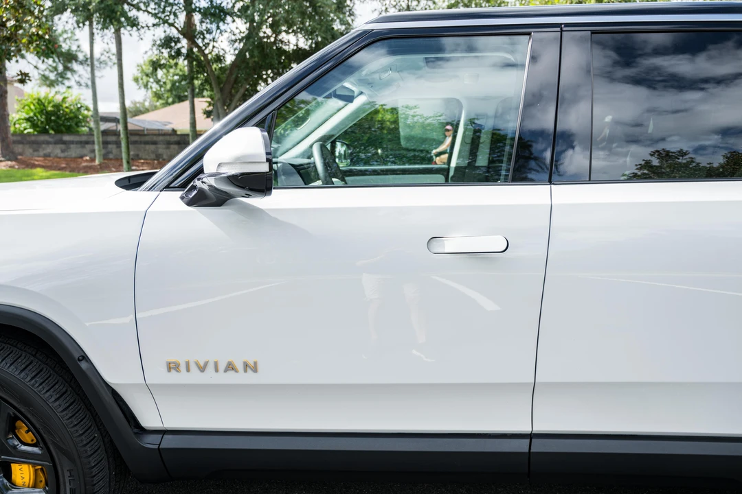 2024 Rivian R1S - Image 14 of 31