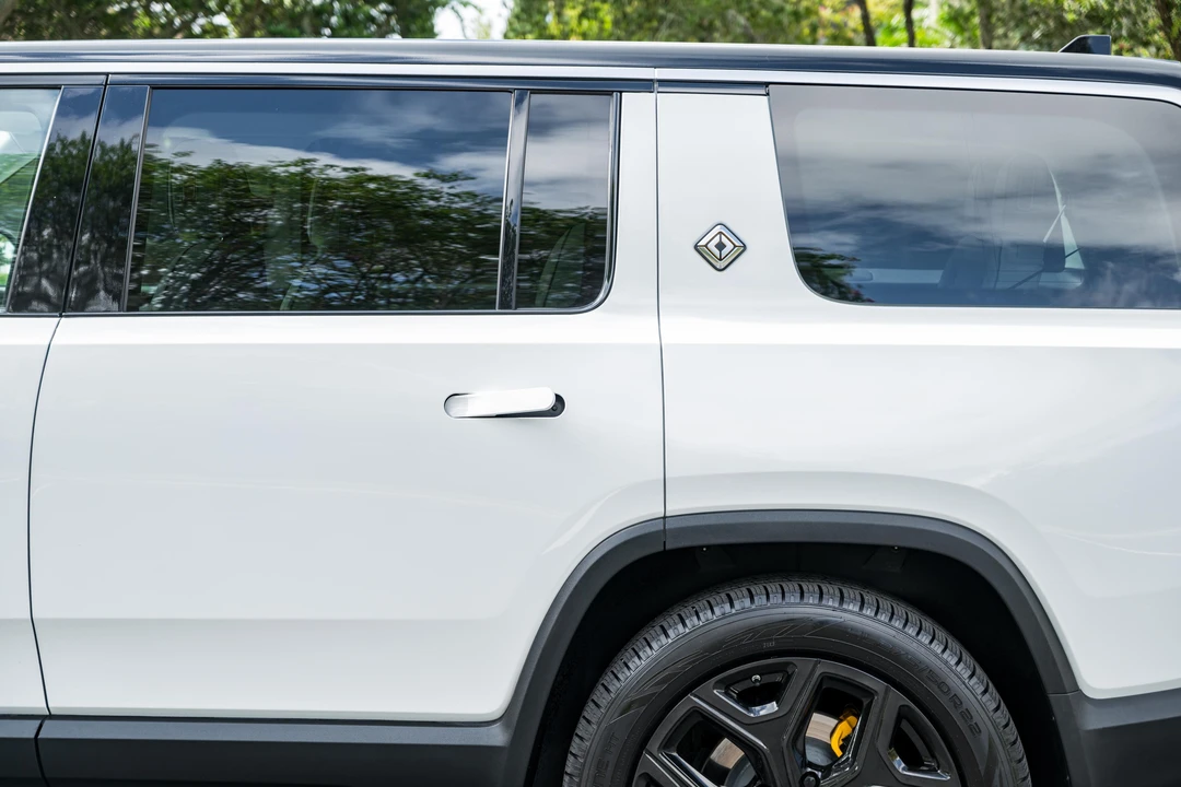 2024 Rivian R1S - Image 15 of 31