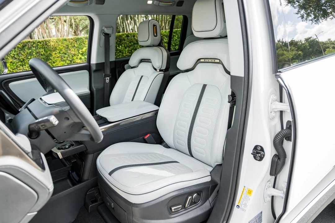 2024 Rivian R1S - Image 28 of 31