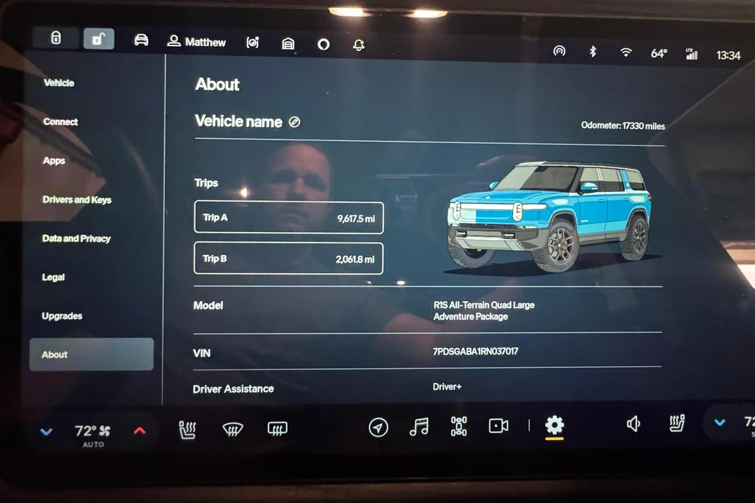 2024 Rivian R1S - Image 25 of 31
