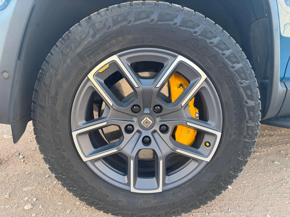 2024 Rivian R1S - Image 18 of 31