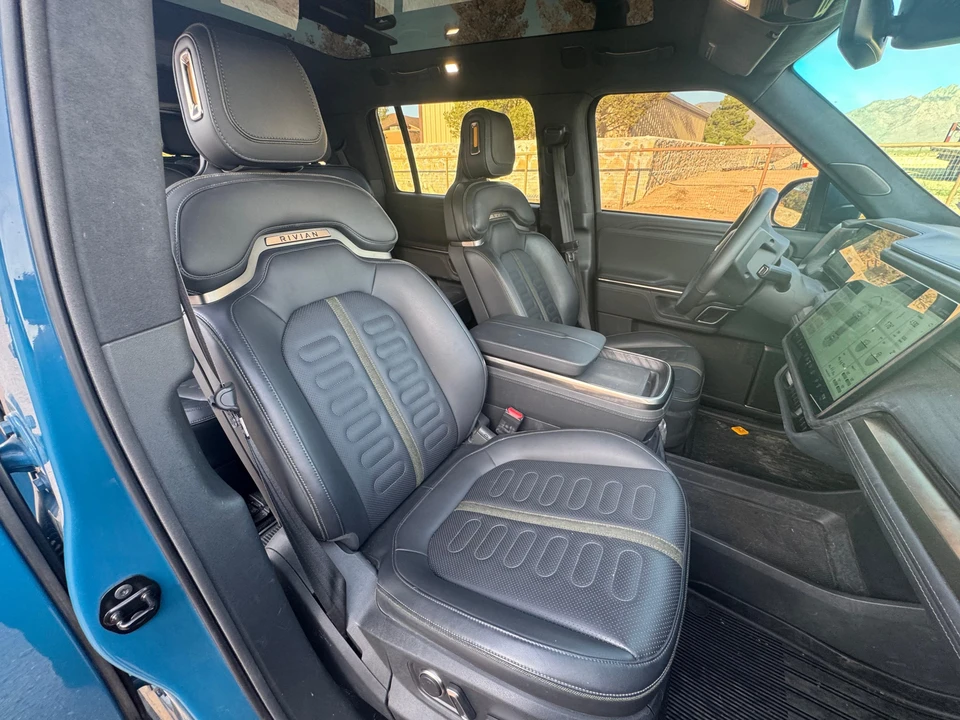 2024 Rivian R1S - Image 28 of 31