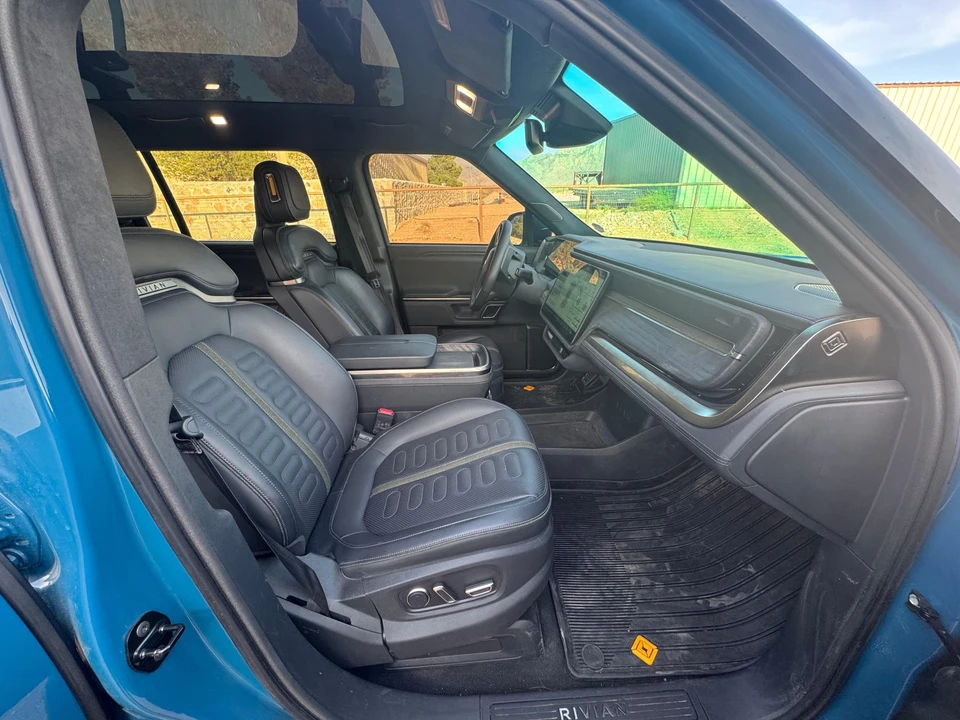 2024 Rivian R1S - Image 30 of 31
