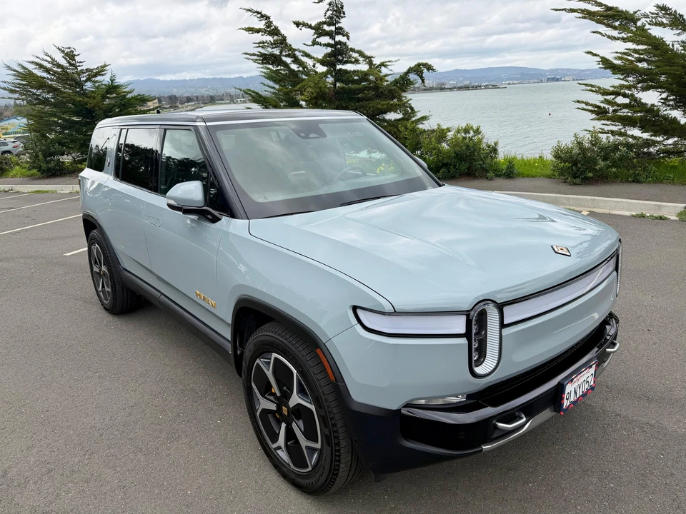 2024 Rivian R1S - Image 10 of 31
