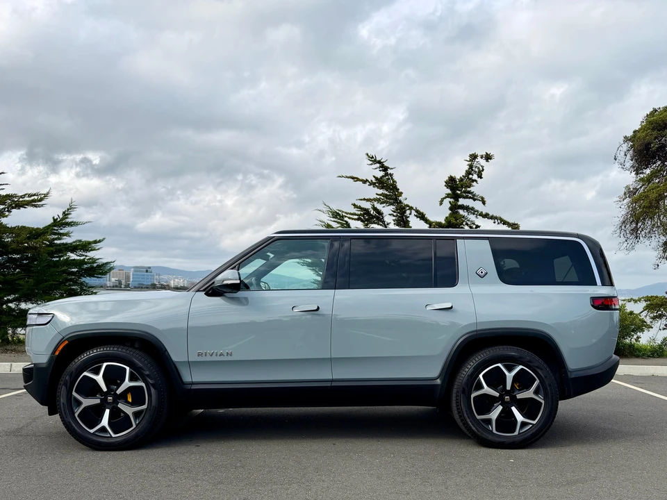 2024 Rivian R1S - Image 8 of 31