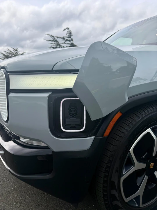 2024 Rivian R1S - Image 15 of 31