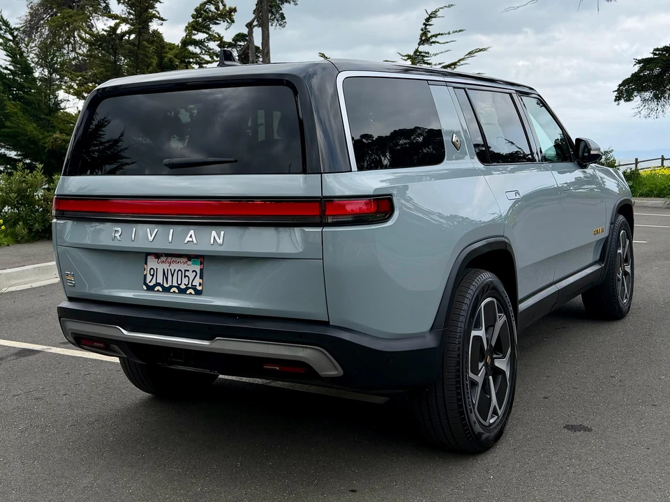 2024 Rivian R1S - Image 9 of 31