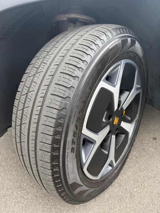 2024 Rivian R1S - Image 28 of 31