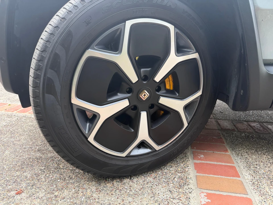 2024 Rivian R1S - Image 23 of 31