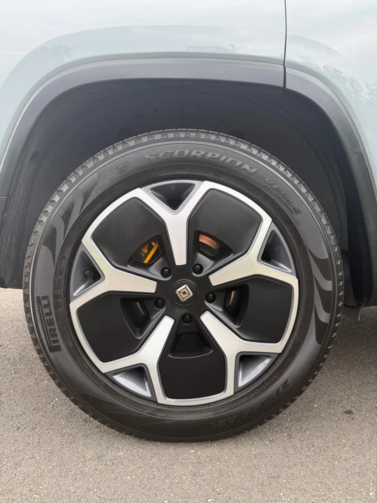 2024 Rivian R1S - Image 25 of 31