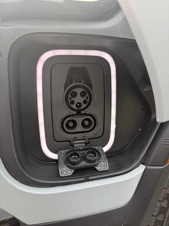 2024 Rivian R1S - Image 14 of 31