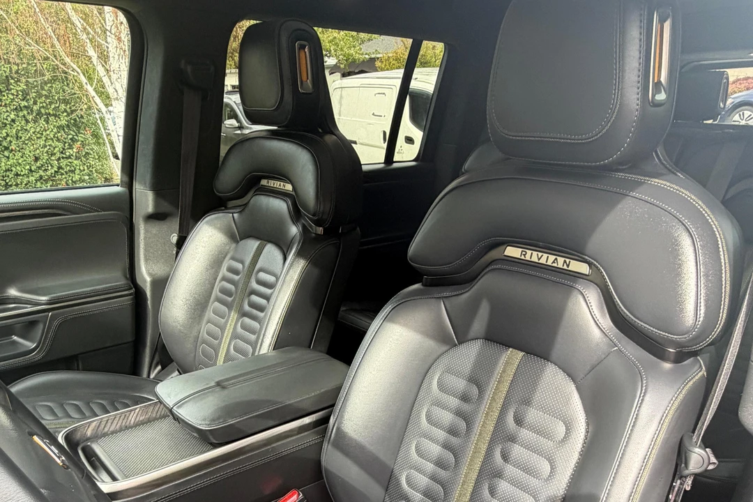 2024 Rivian R1S - Image 30 of 31