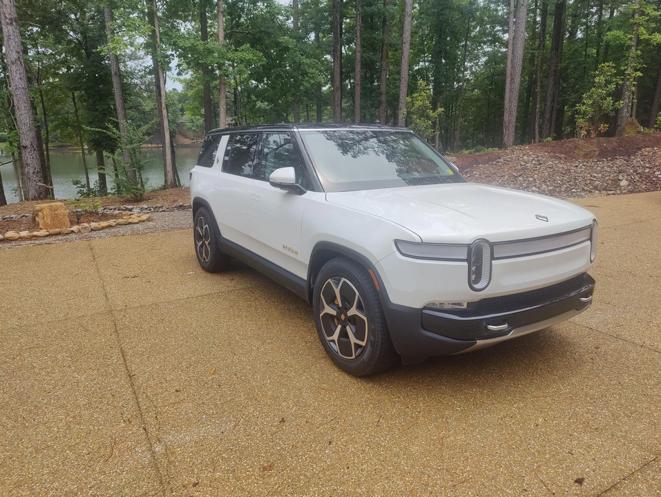 2024 Rivian R1S - Image 16 of 31