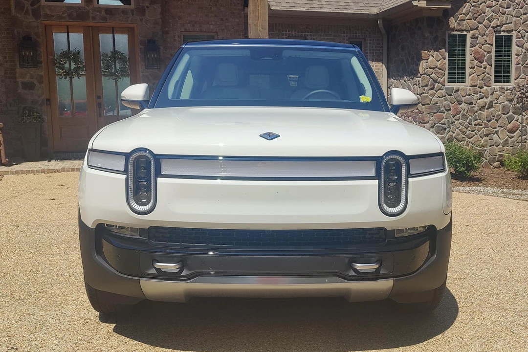 2024 Rivian R1S - Image 2 of 31