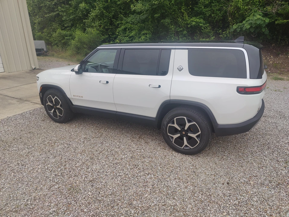 2024 Rivian R1S - Image 10 of 31