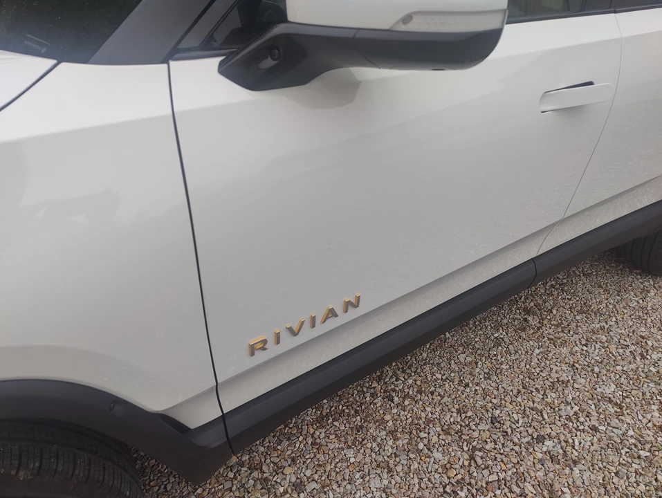 2024 Rivian R1S - Image 27 of 31