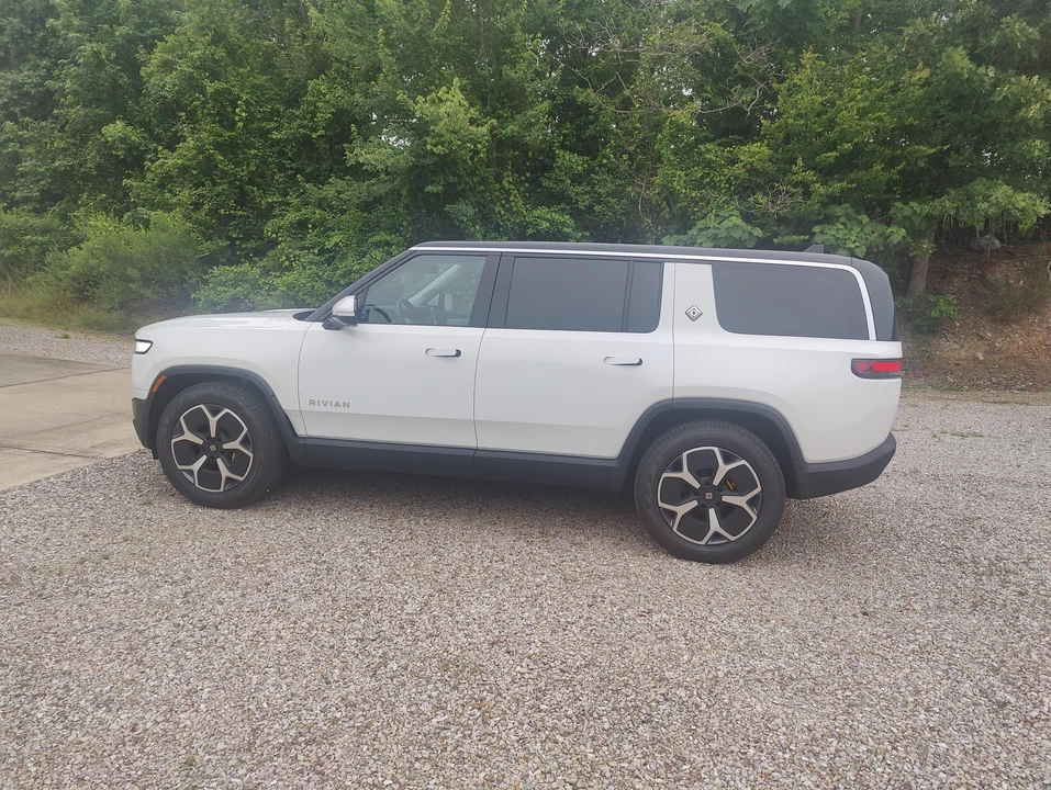 2024 Rivian R1S - Image 9 of 31