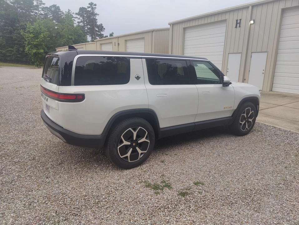 2024 Rivian R1S - Image 15 of 31