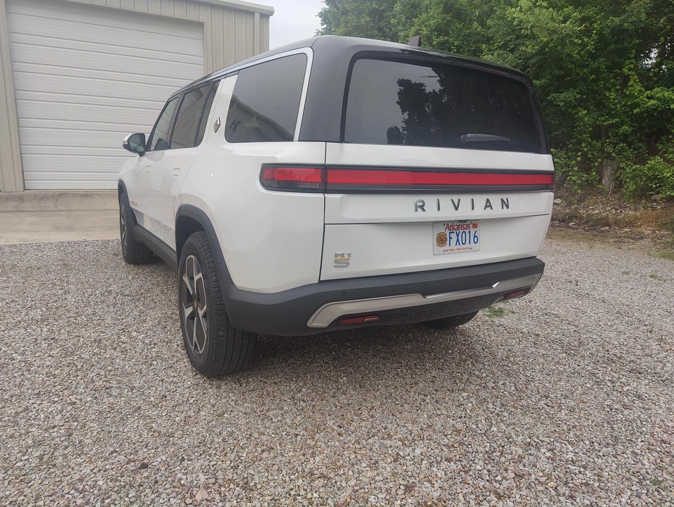 2024 Rivian R1S - Image 11 of 31
