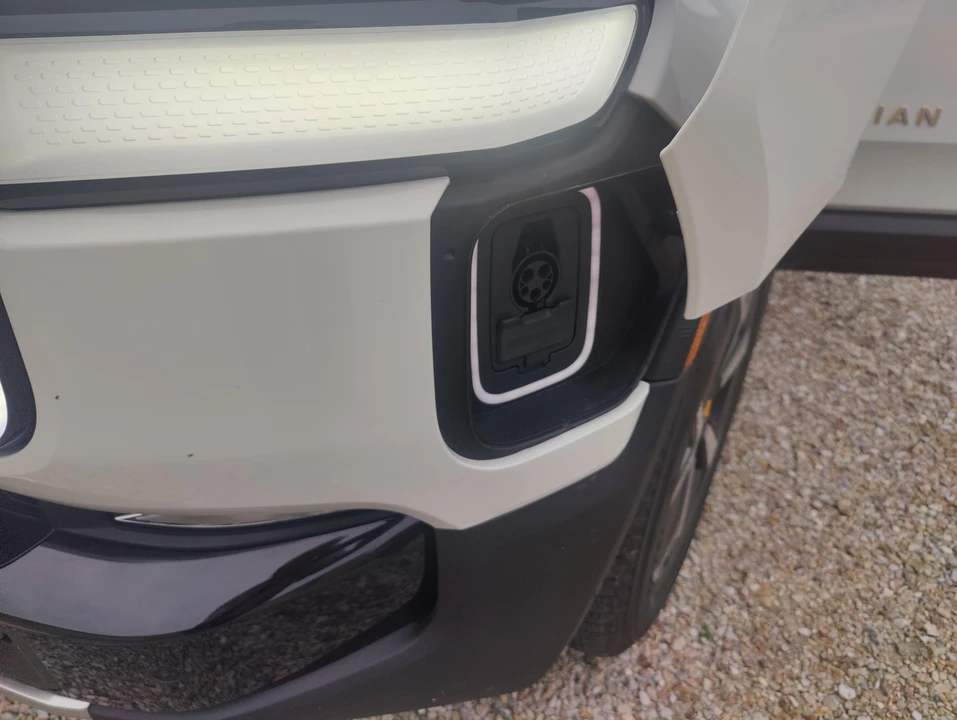 2024 Rivian R1S - Image 25 of 31