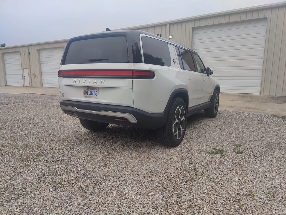 2024 Rivian R1S - Image 14 of 31