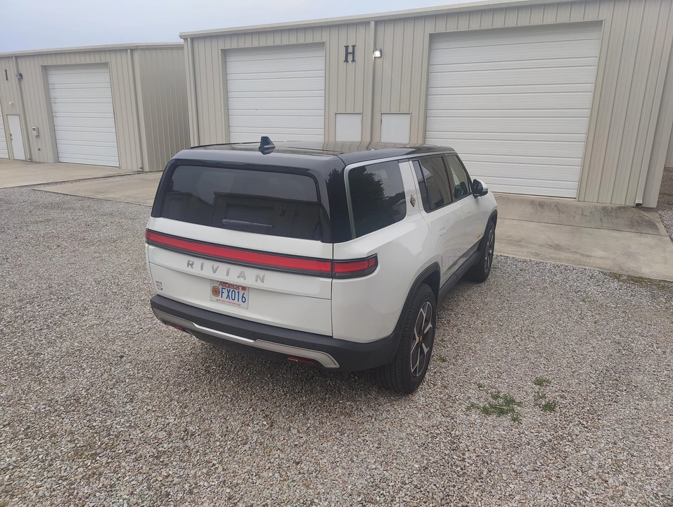 2024 Rivian R1S - Image 12 of 31